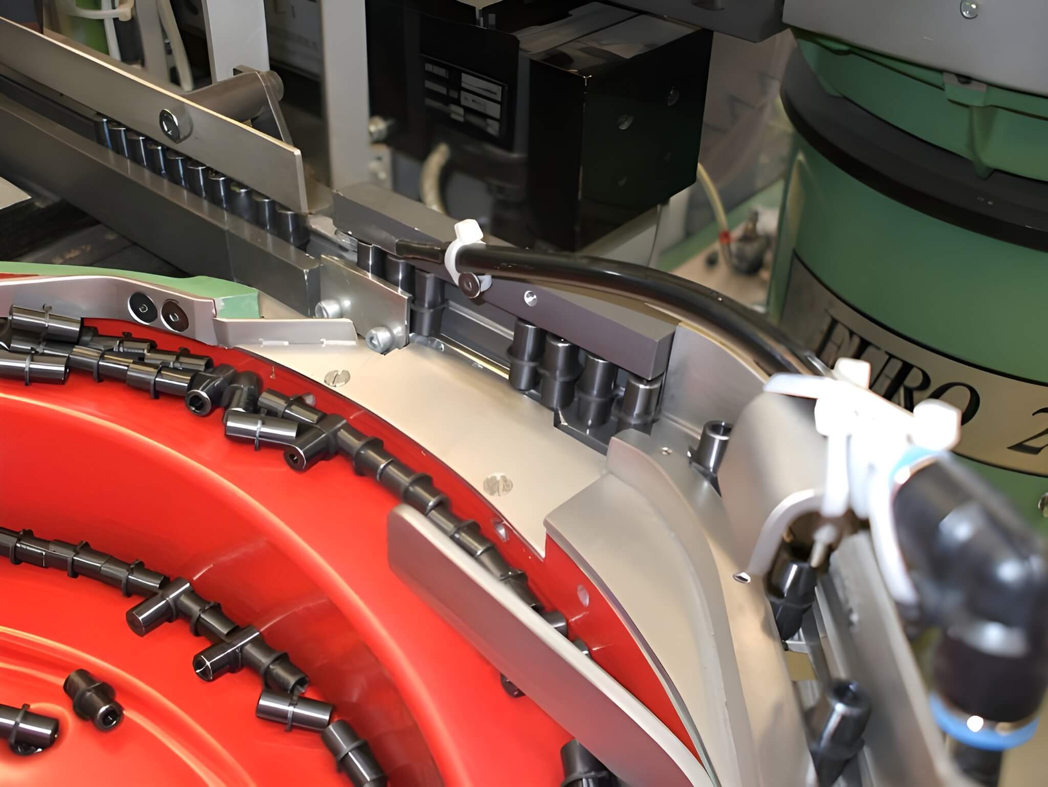 Vibratory-Linear-Feeder-6-590x443-1 (1)